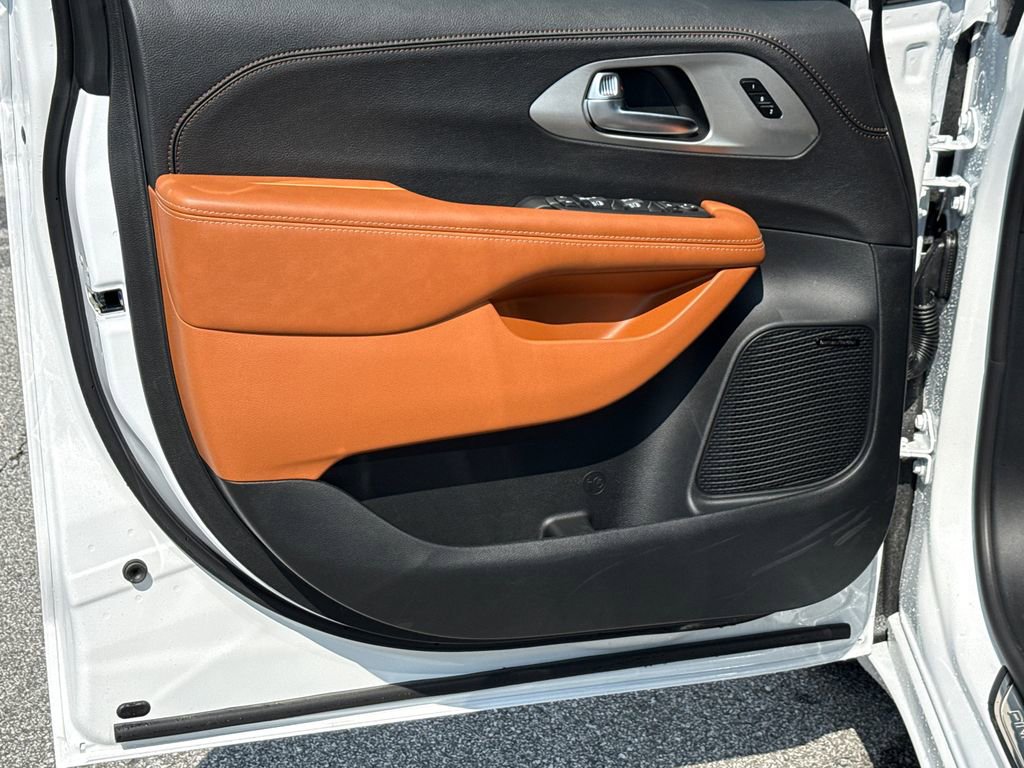 New 2026 Chrysler Pacifica Pinnacle image 10
