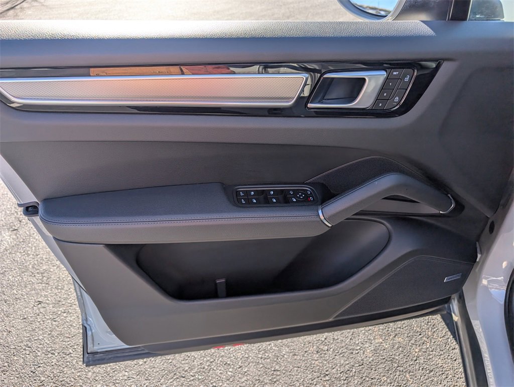 Used 2022 Porsche Cayenne Platinum Edition image 13