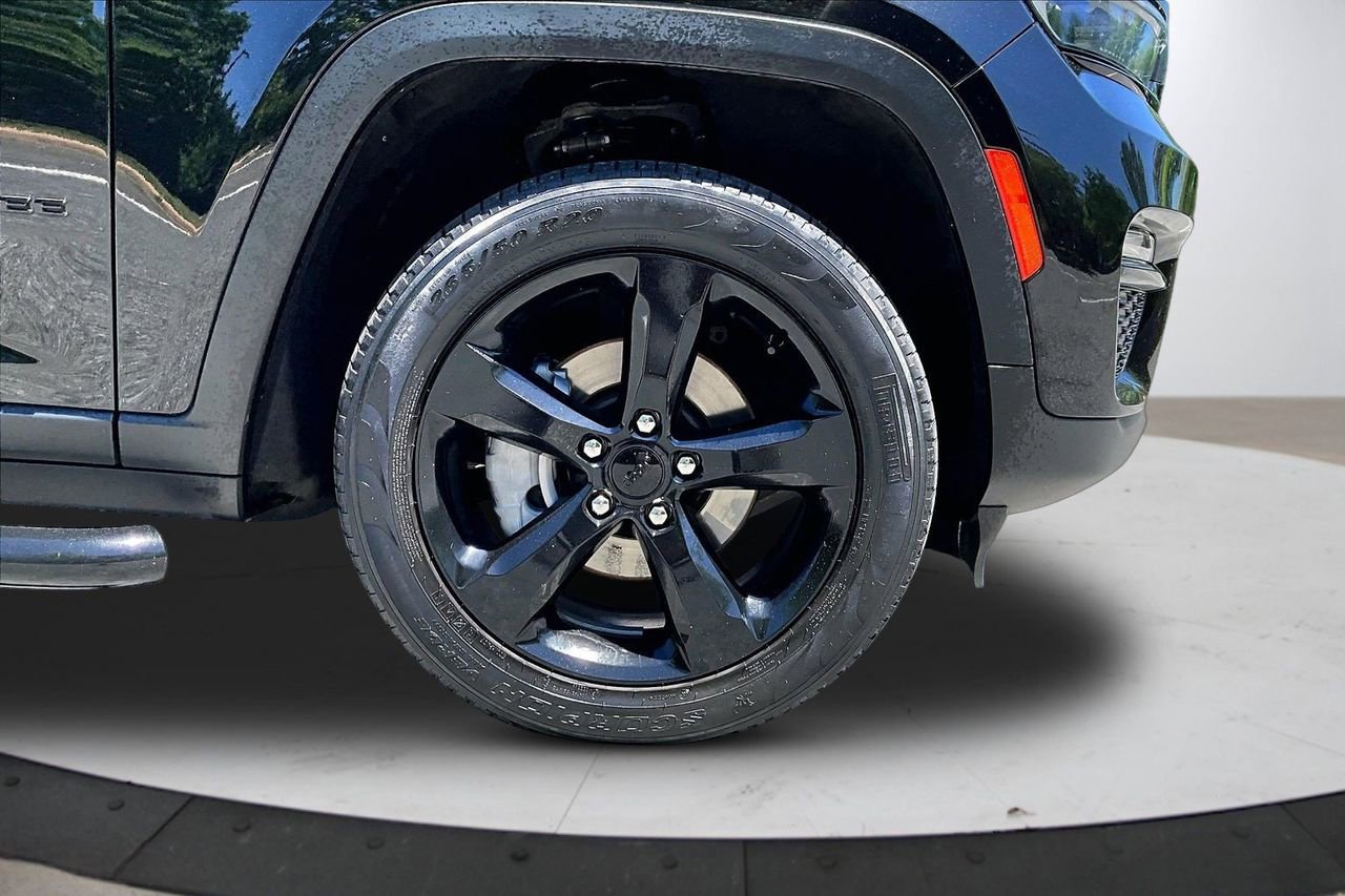 Used 2023 Jeep Grand Cherokee Limited w/ Black Appearance Package AWD/4WD image 34