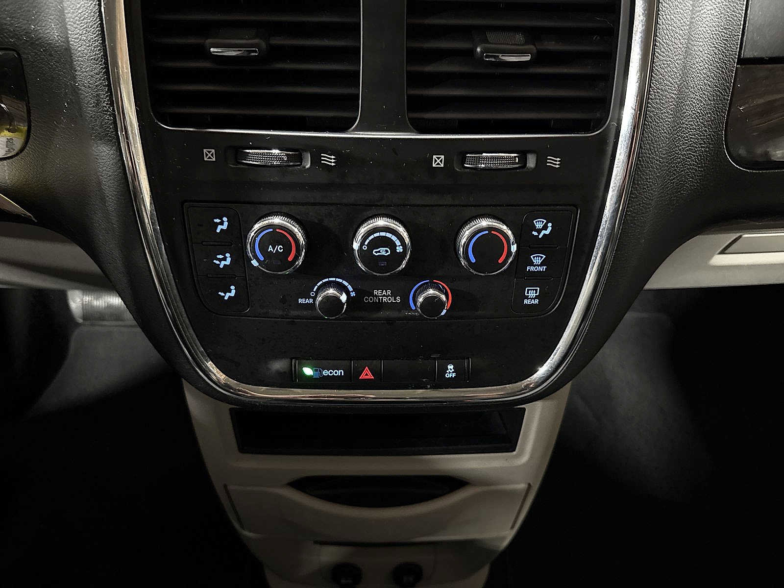 Used 2019 Dodge Grand Caravan SE w/ UConnect Hands-Free Group image 21