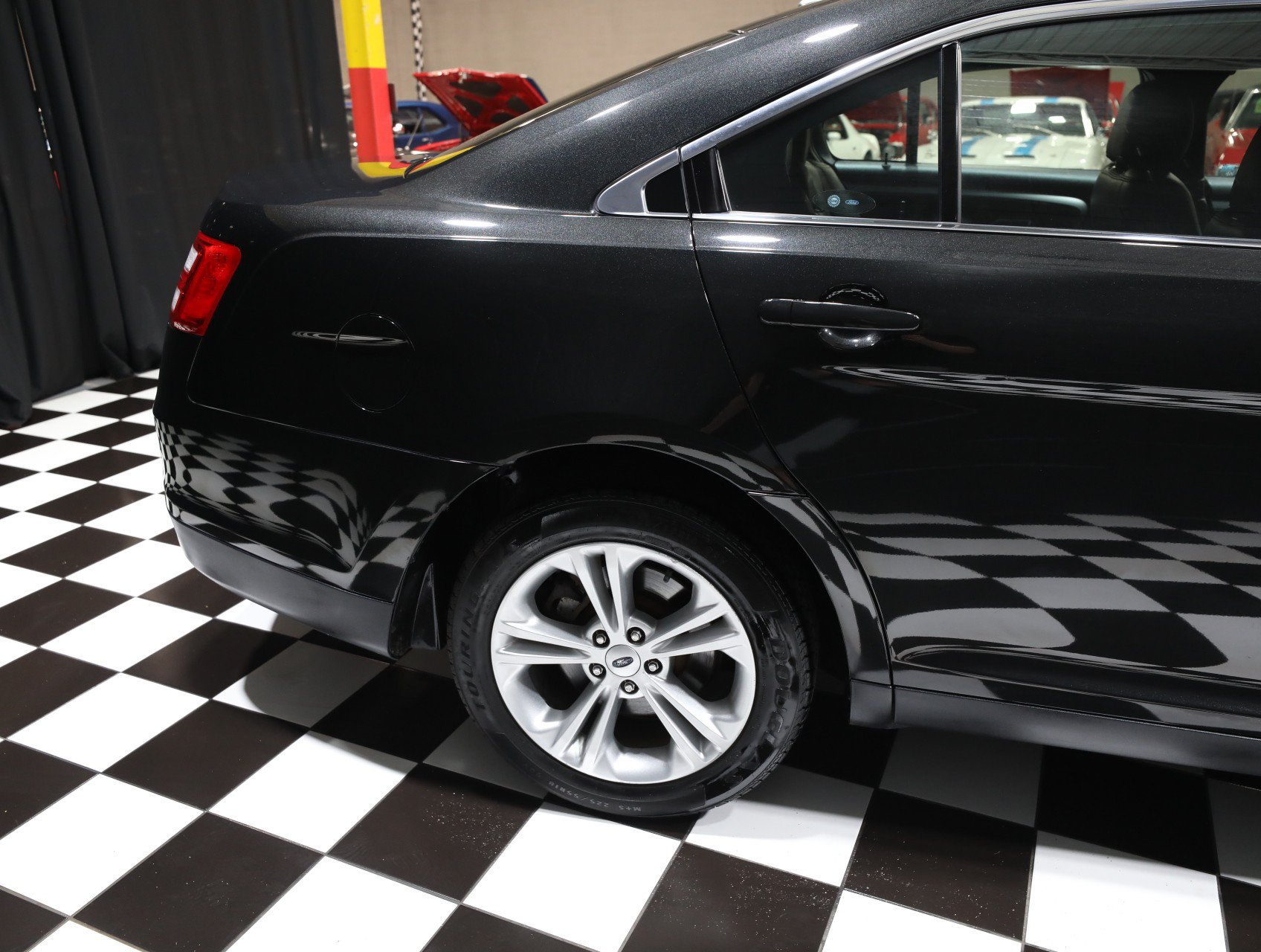 Used 2013 Ford Taurus SEL FWD image 17