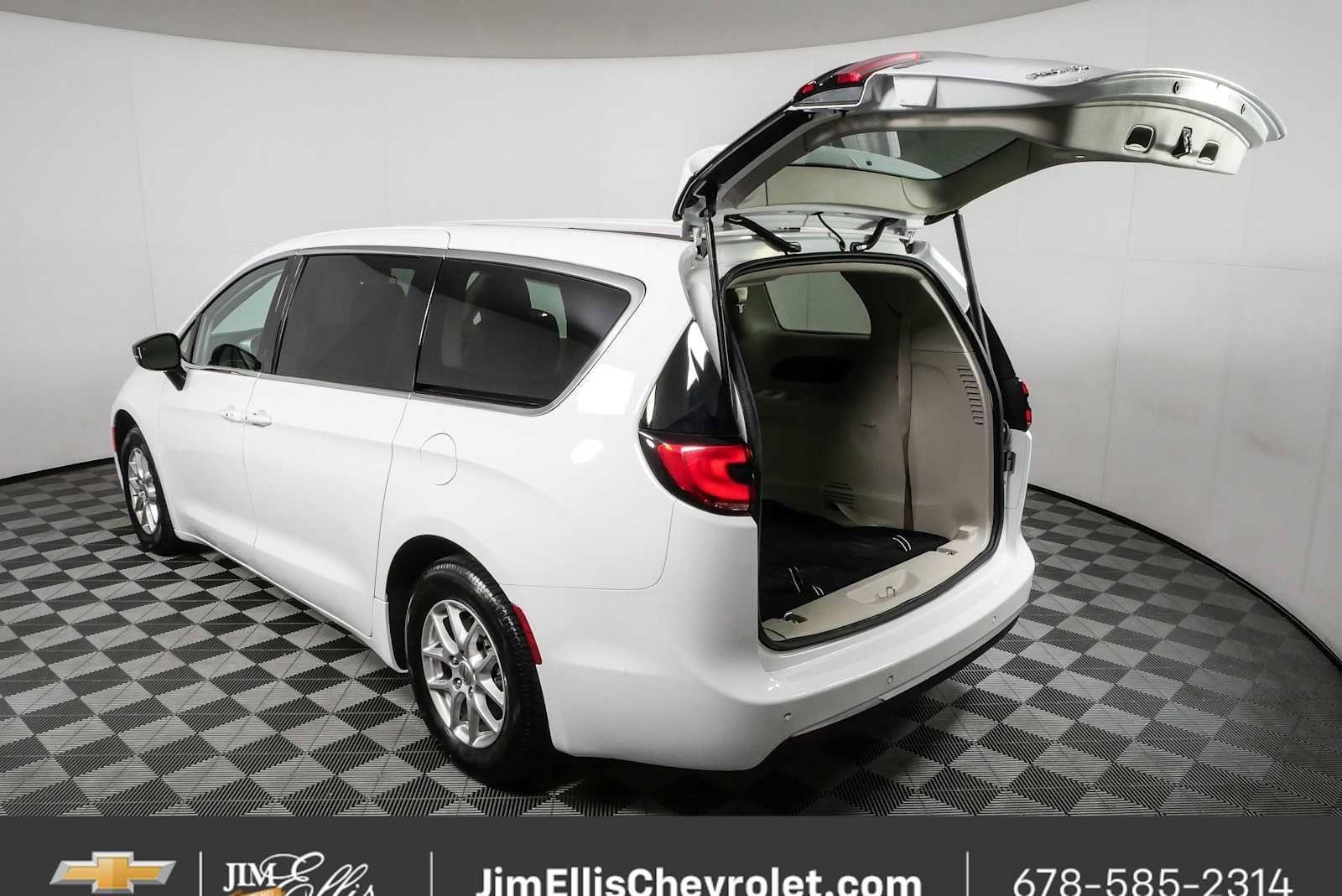 Used 2024 Chrysler Pacifica Touring-L FWD image 33