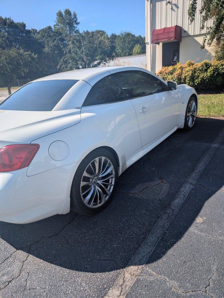 Used 2015 INFINITI Q60 Convertible w/ Premium Package RWD image 2