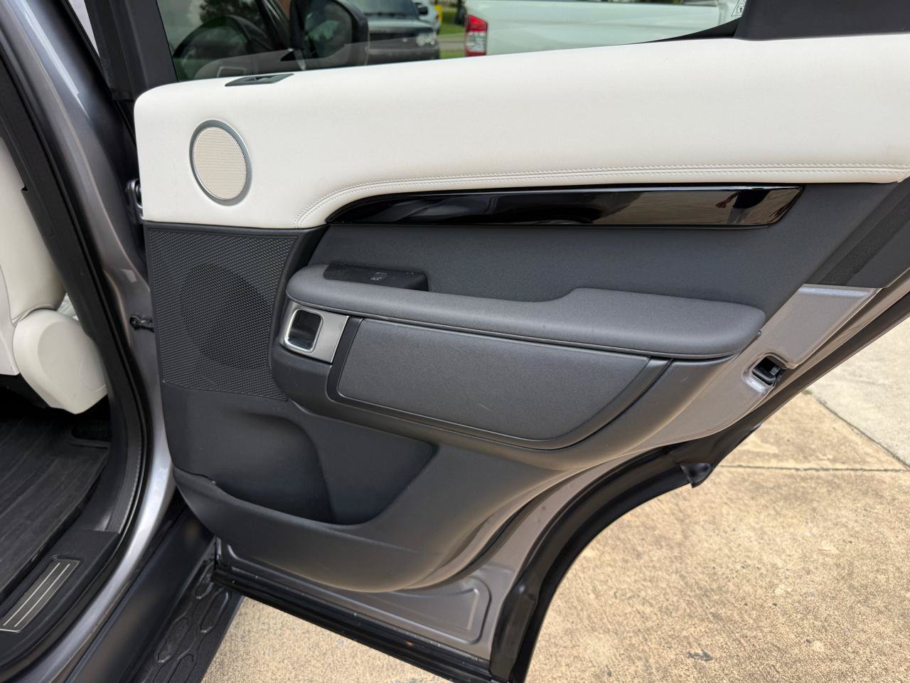Used 2022 Land Rover Discovery S AWD/4WD image 42