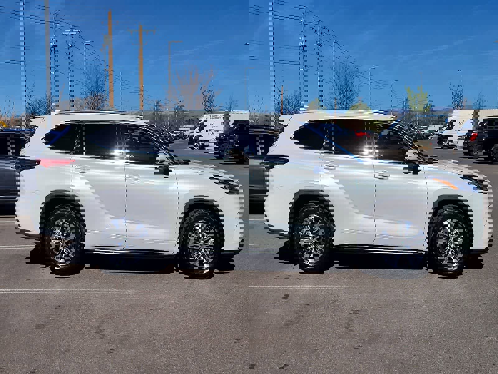 Used 2020 Toyota Highlander XLE image 4