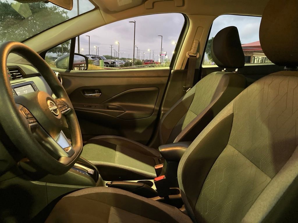 Used 2025 Nissan Versa SV image 9