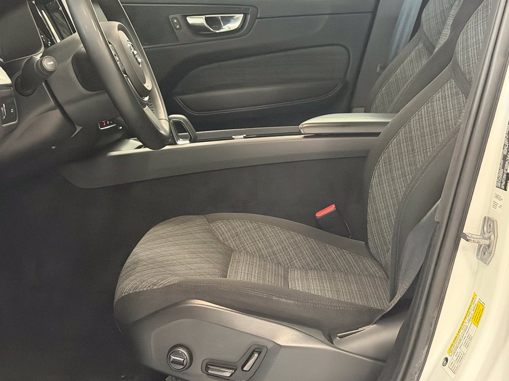 Used 2022 Volvo XC60 B5 Momentum AWD/4WD image 12