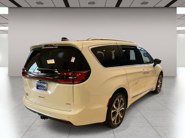 New 2026 Chrysler Pacifica Pinnacle w/ Trailer Tow Group AWD/4WD image 3