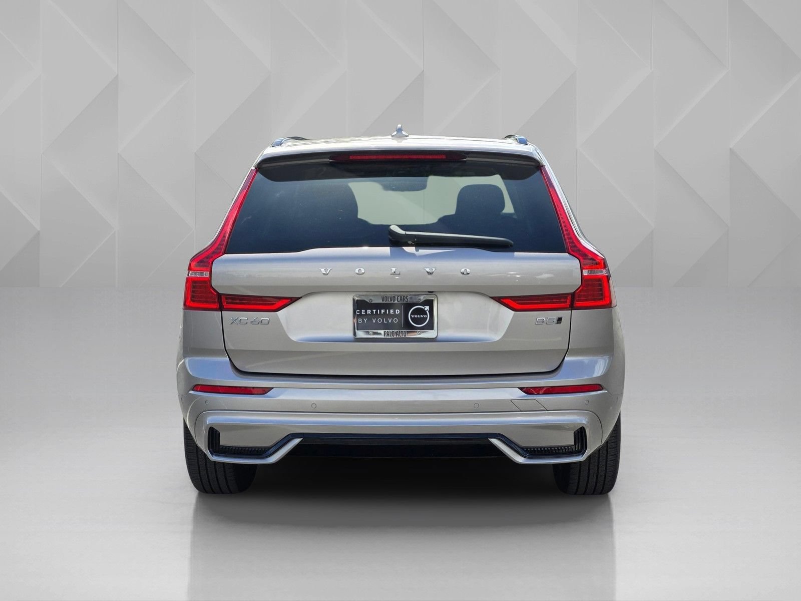 Certified 2025 Volvo XC60 B5 Plus AWD/4WD image 7