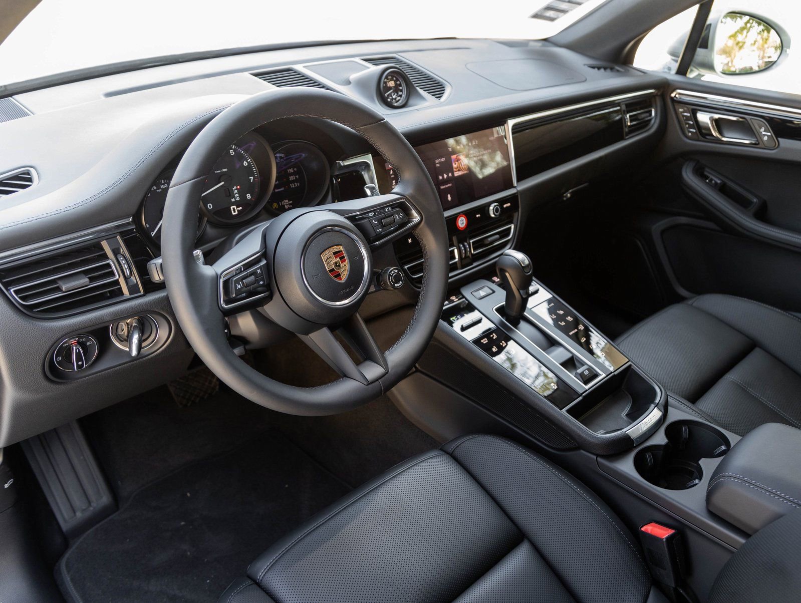 Certified 2026 Porsche Macan image 4
