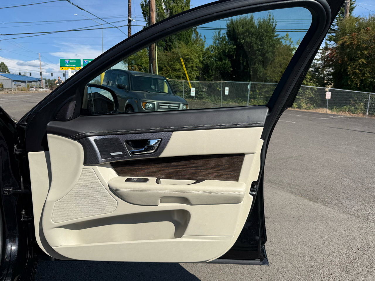 Used 2010 Jaguar XF R image 21