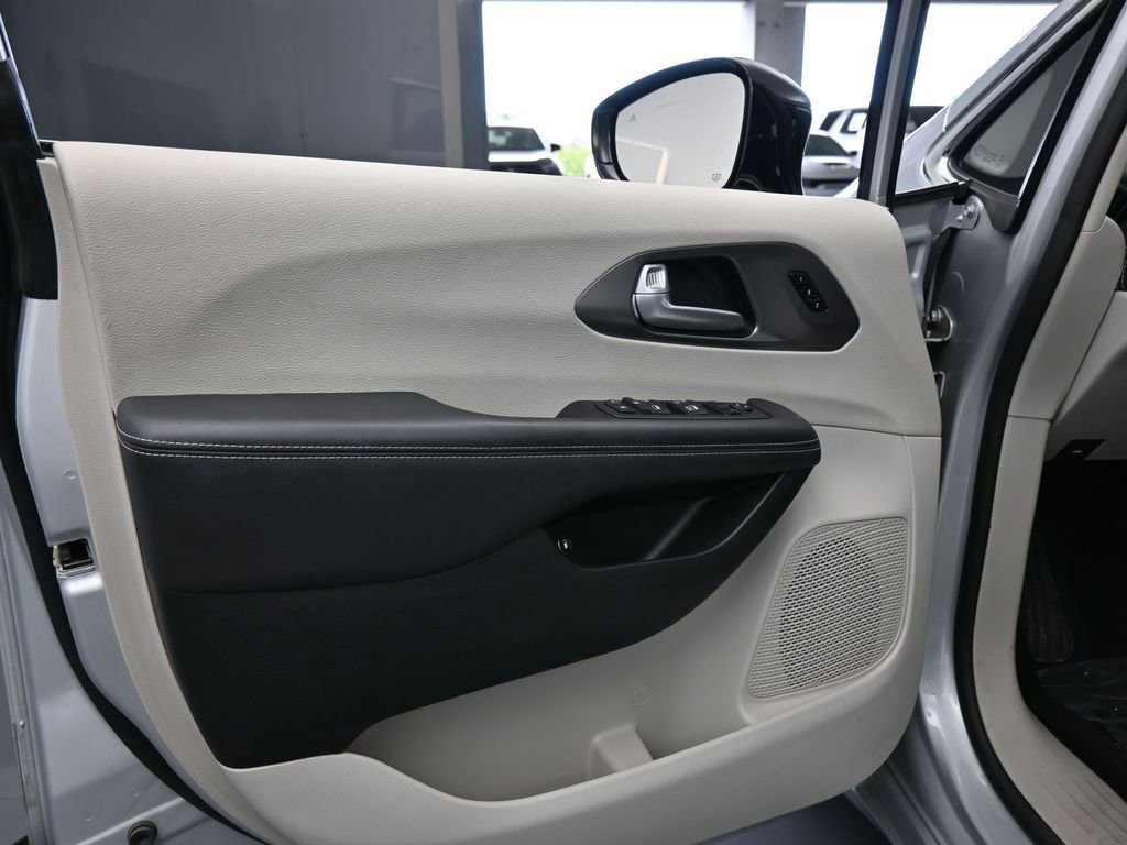 Used 2024 Chrysler Pacifica Select image 16