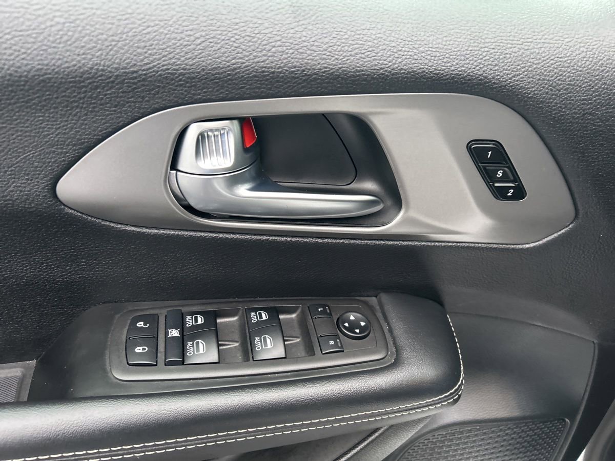 Used 2025 Chrysler Pacifica Select FWD image 15