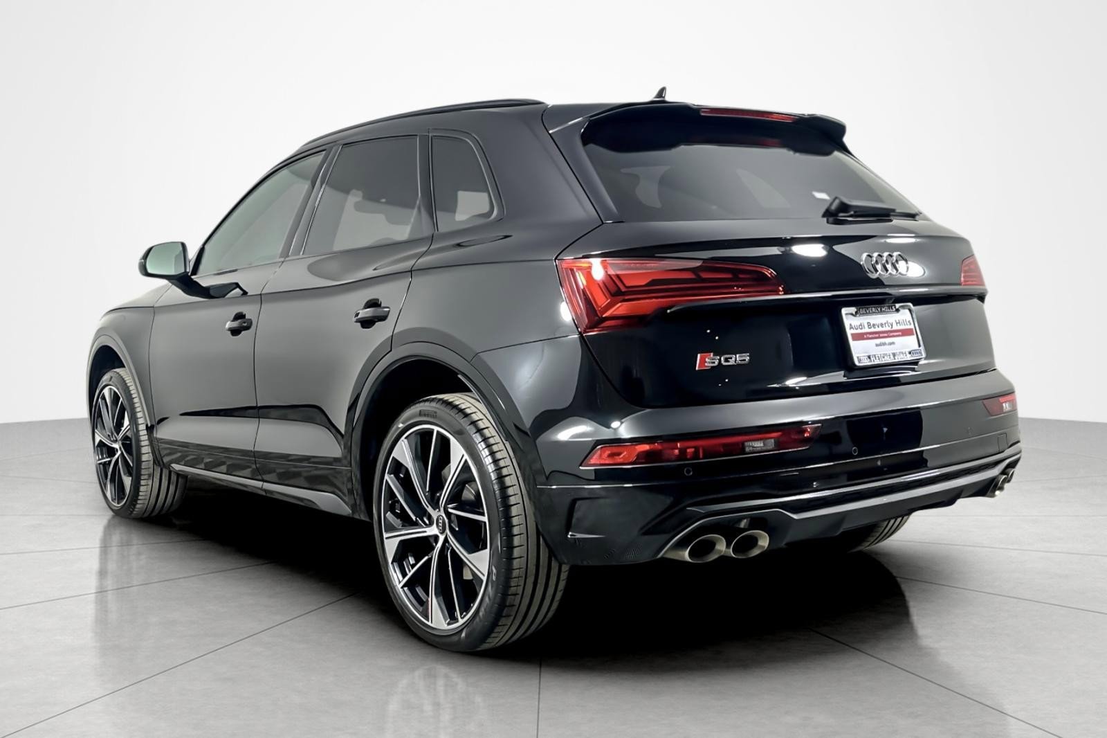 Used 2024 Audi SQ5 Premium Plus w/ Premium Plus Package image 3