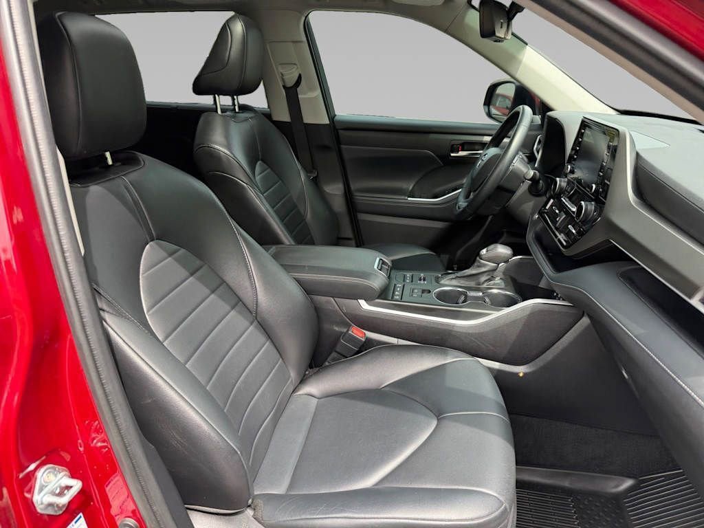 Used 2022 Toyota Highlander XLE AWD/4WD image 4