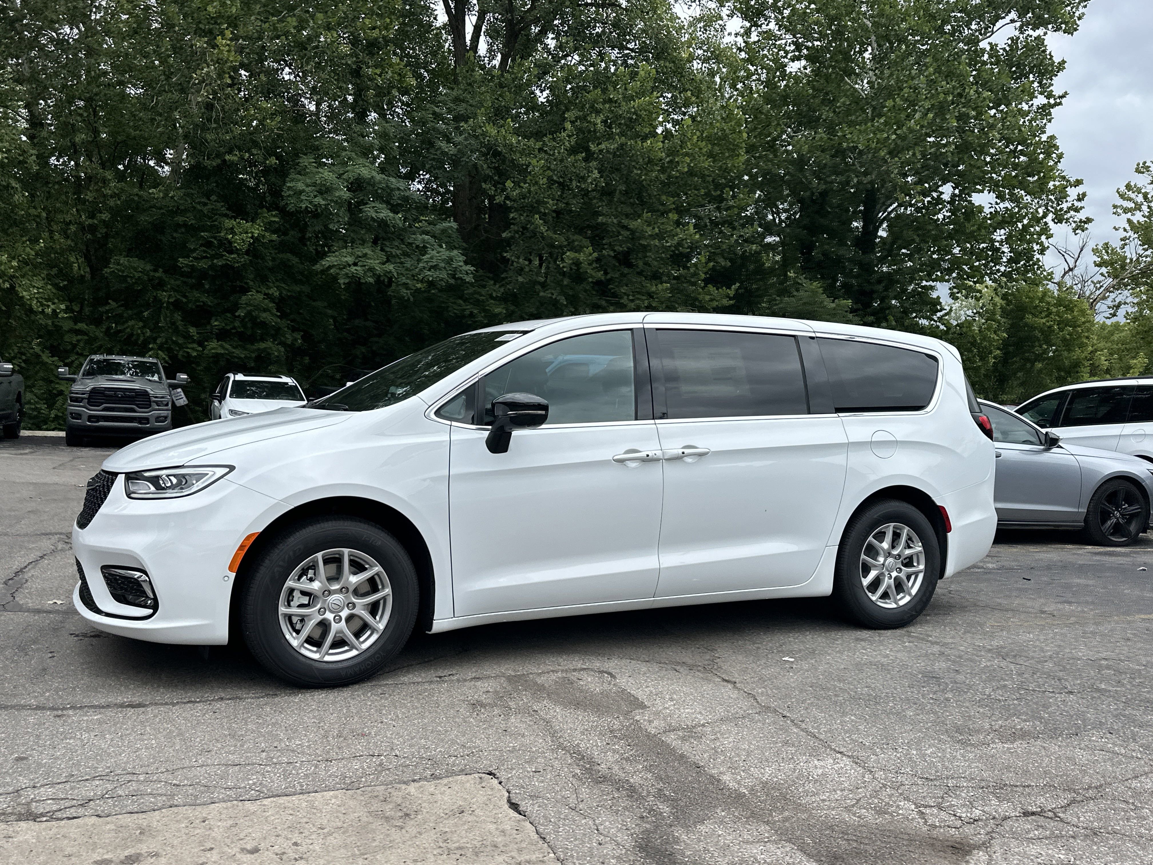 New 2026 Chrysler Pacifica Select image 23