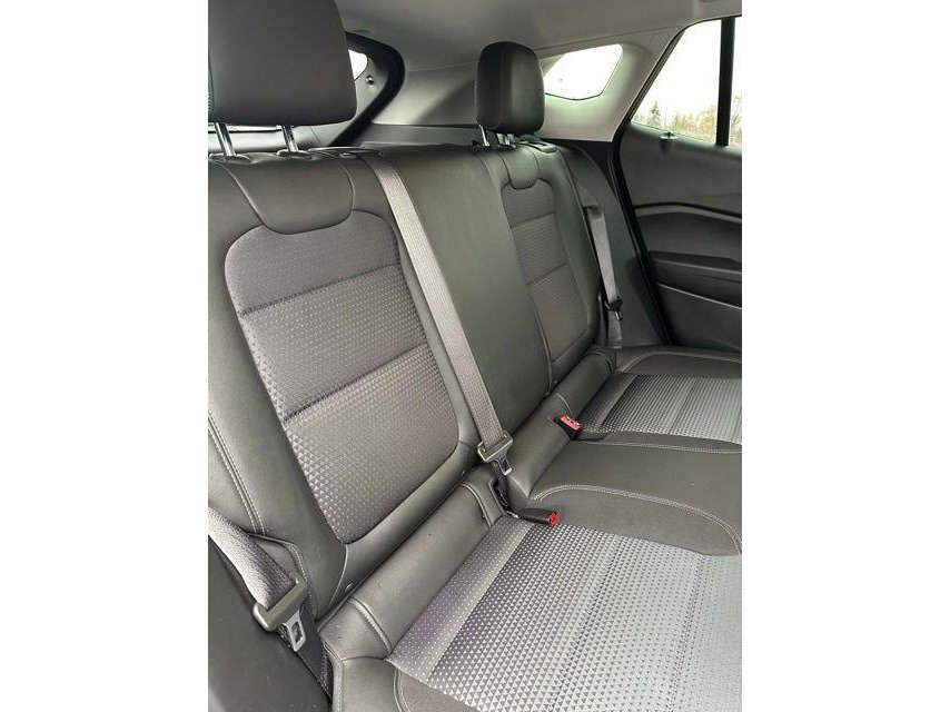 Used 2025 Chevrolet Trax LT FWD image 16