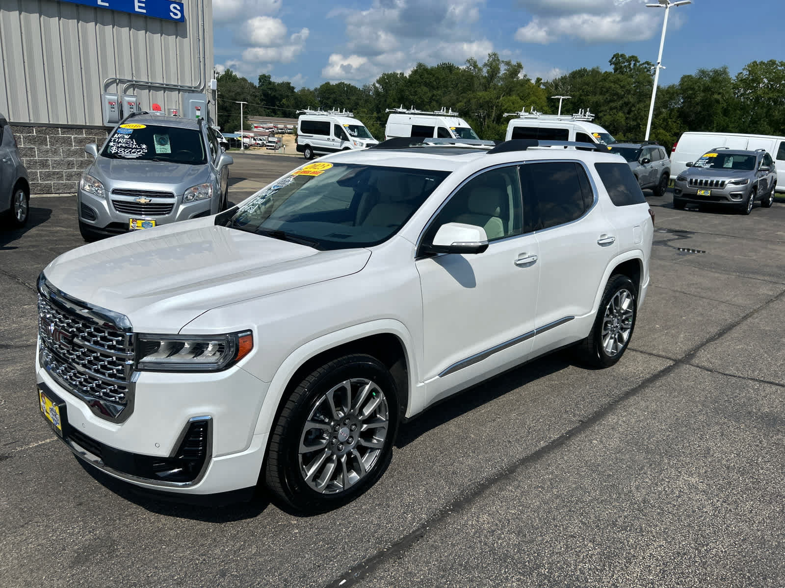 Used 2023 GMC Acadia Denali w/ Denali Ultimate Package AWD/4WD image 3