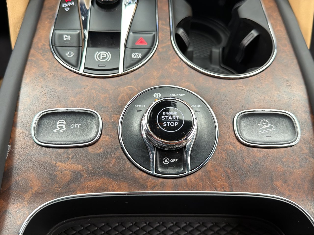 Used 2025 Bentley Bentayga AWD/4WD image 29