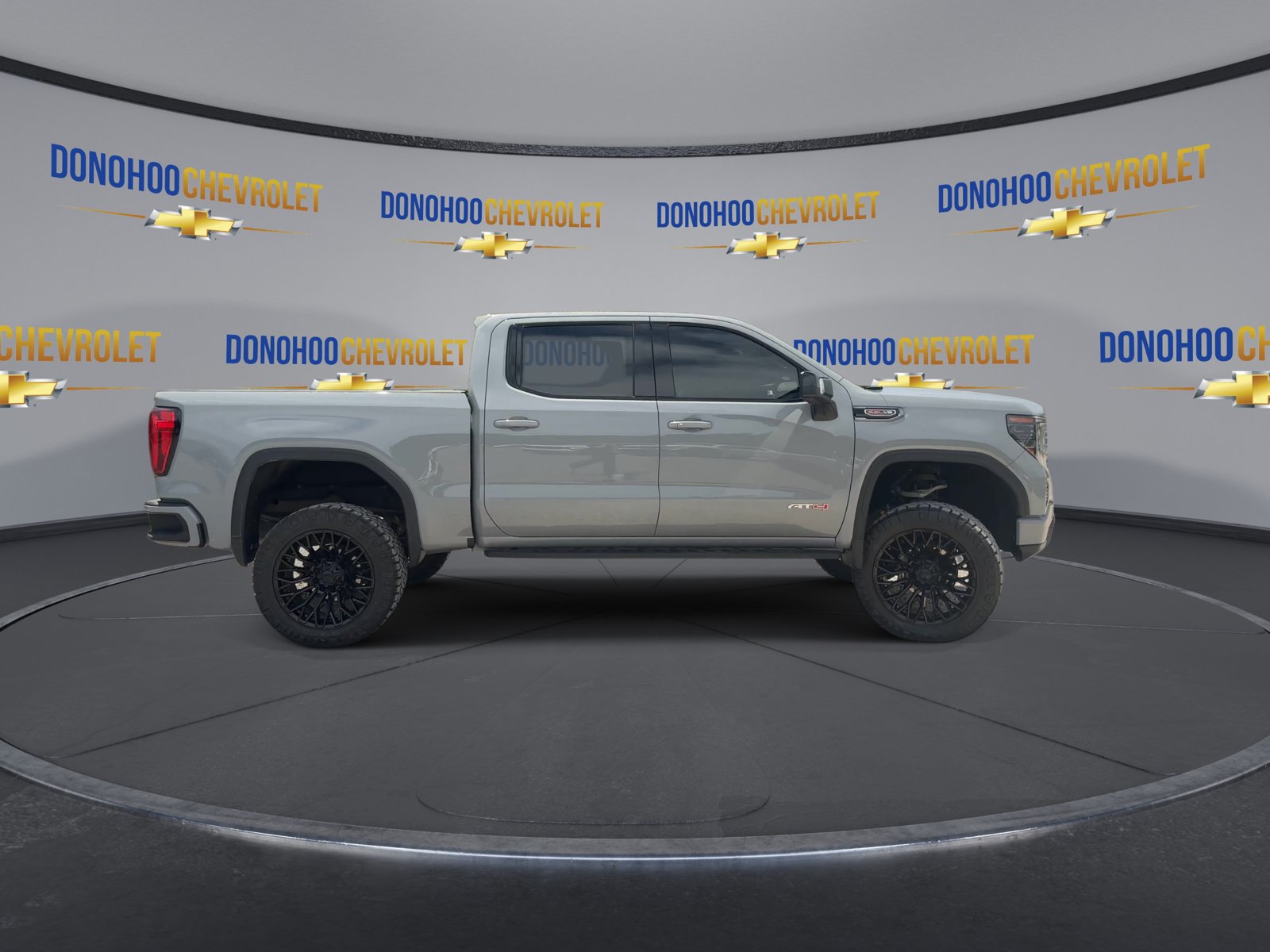 Used 2024 GMC Sierra 1500 AT4 w/ Technology Package AWD/4WD image 9