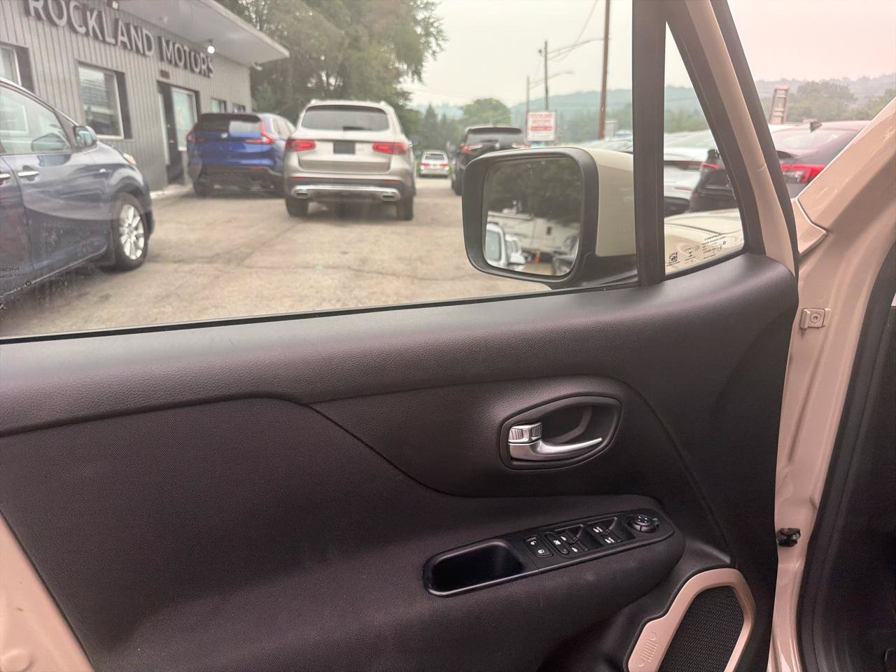 Used 2016 Jeep Renegade Latitude FWD image 17