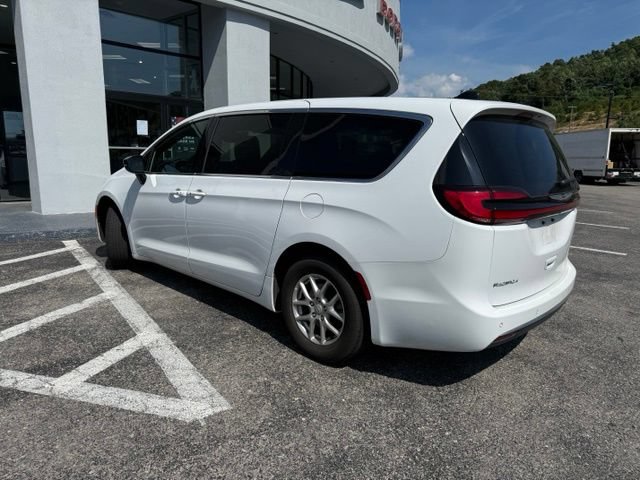Used 2025 Chrysler Pacifica Select FWD image 4