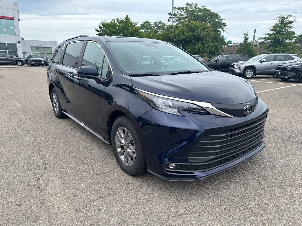 Used 2026 Toyota Sienna XLE FWD image 9