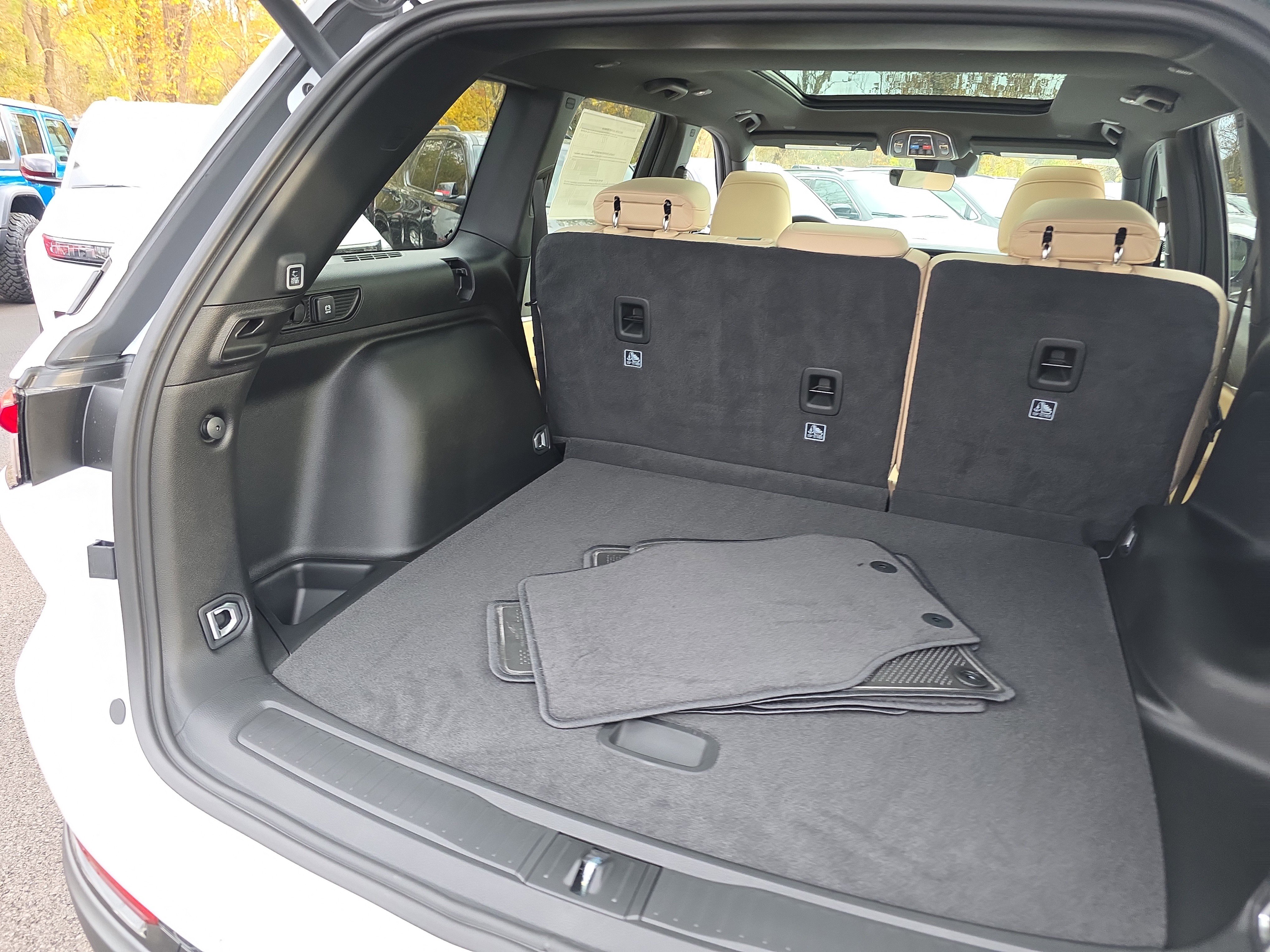 New 2025 Jeep Grand Cherokee Limited w/ Black Appearance Package image 34