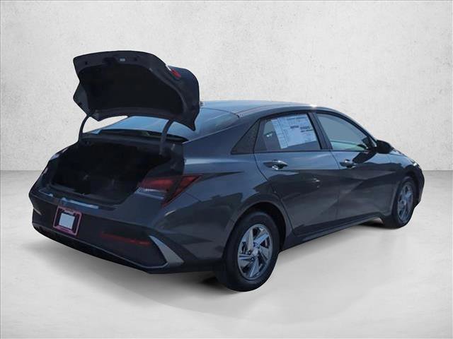 New 2026 Hyundai Elantra SE image 2