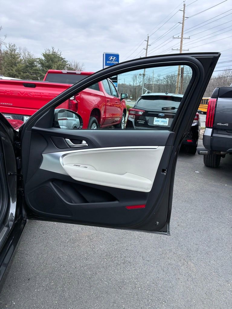 Used 2025 Genesis G70 2.5T image 46