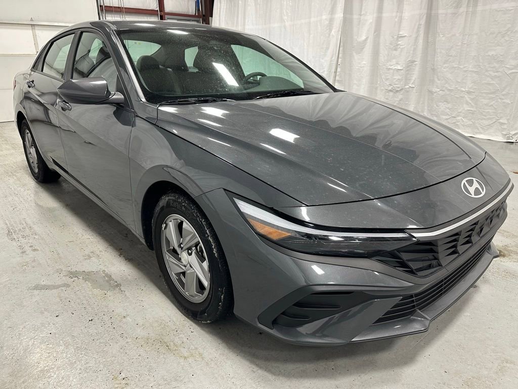 Used 2025 Hyundai Elantra SE image 1