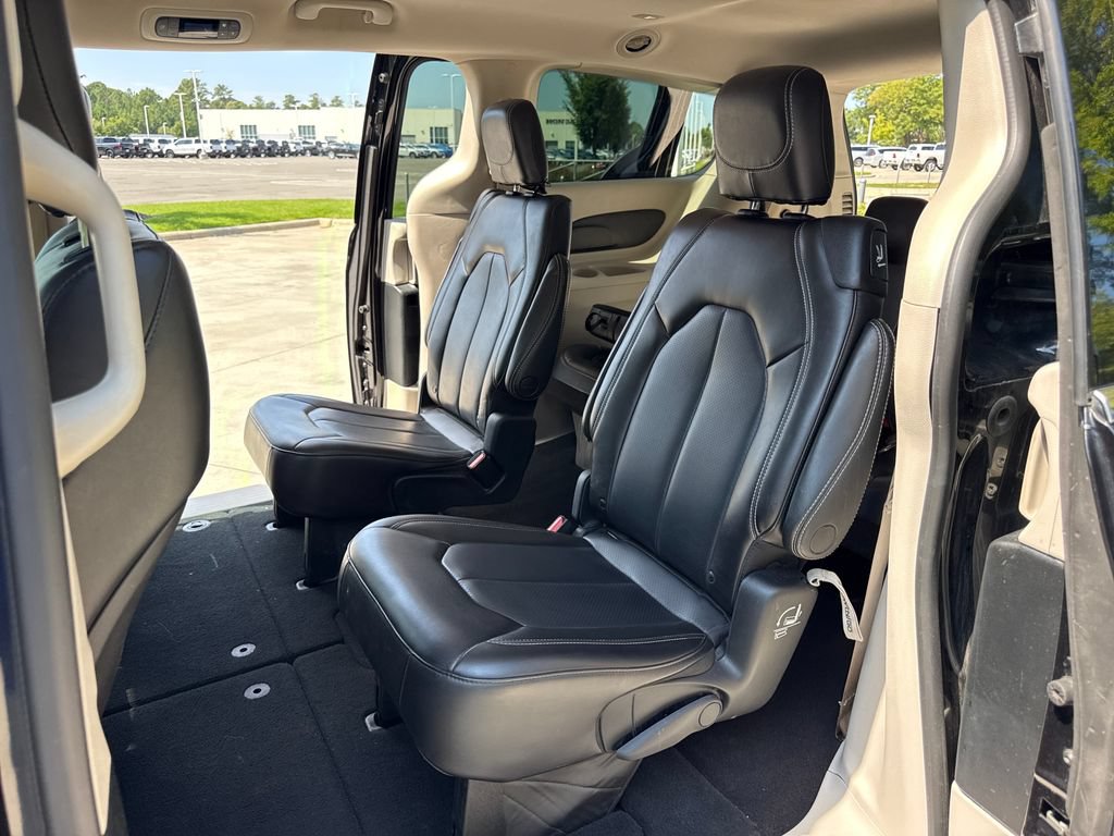 Used 2023 Chrysler Pacifica Touring-L FWD image 32