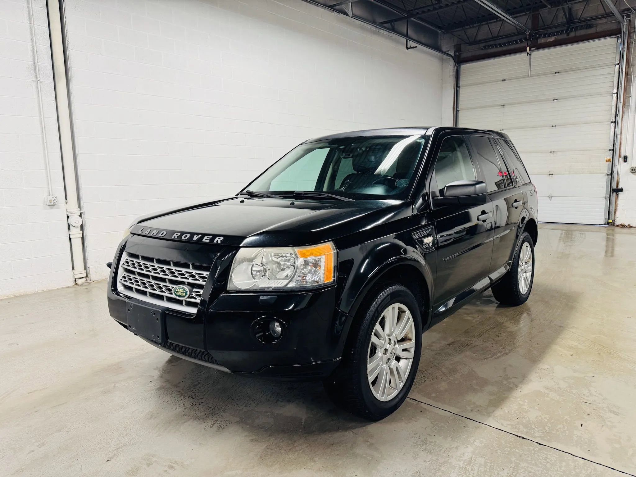 Used 2010 Land Rover LR2 HSE AWD/4WD image 2