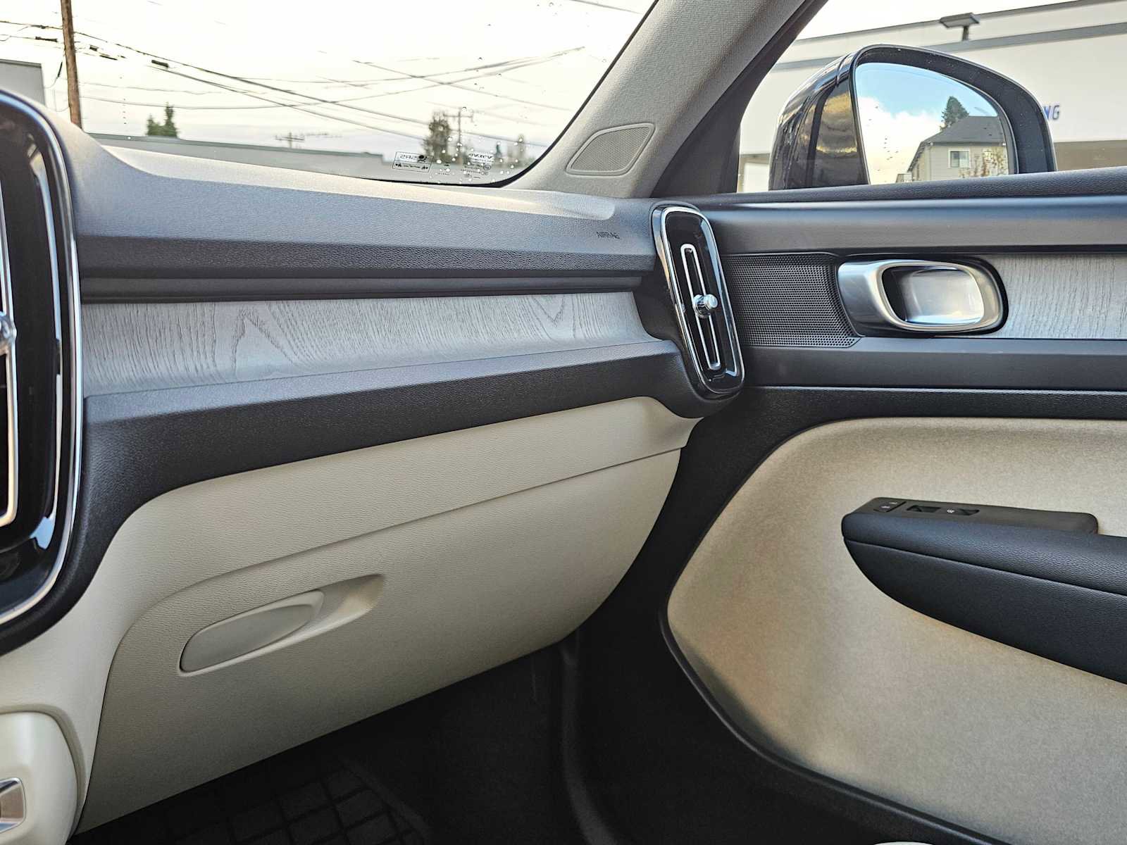 Certified 2024 Volvo XC40 B5 Plus w/ Protection Package Premier image 29