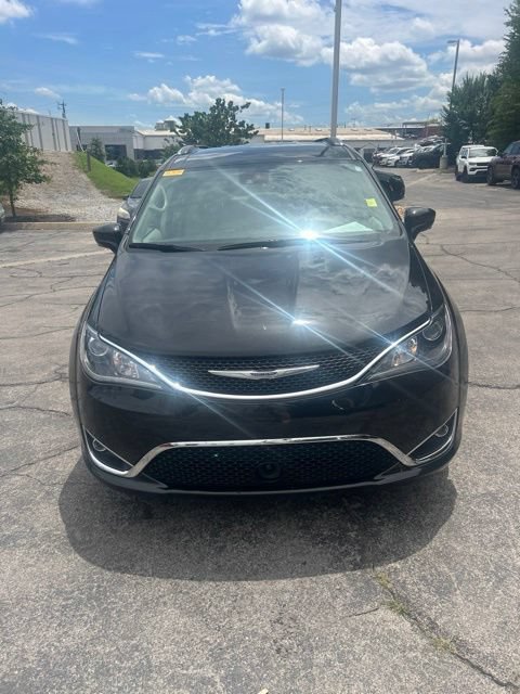 Used 2017 Chrysler Pacifica Touring-L Plus w/ Advanced Safetytec Group FWD image 2