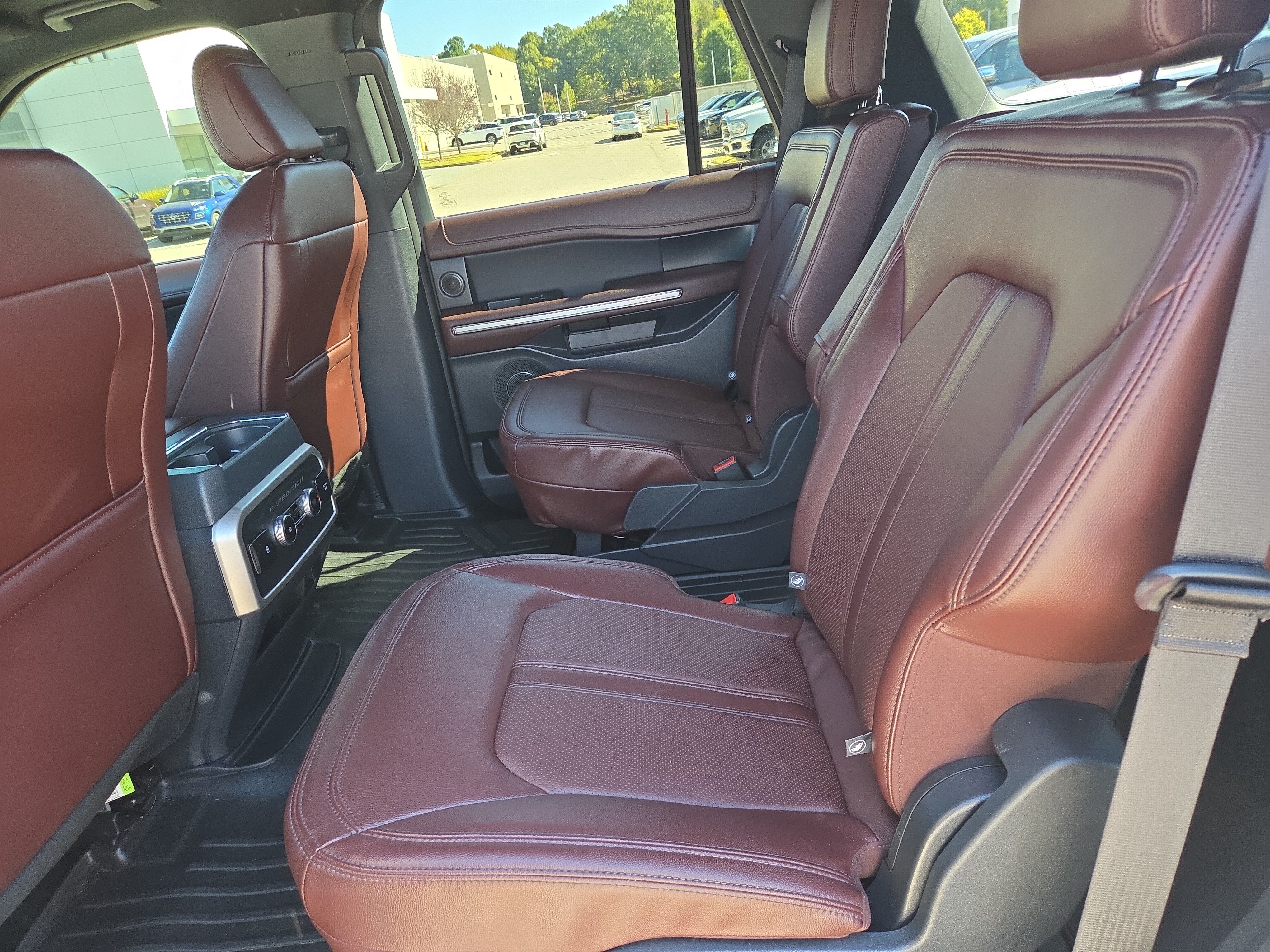 Used 2023 Ford Expedition Limited AWD/4WD image 7