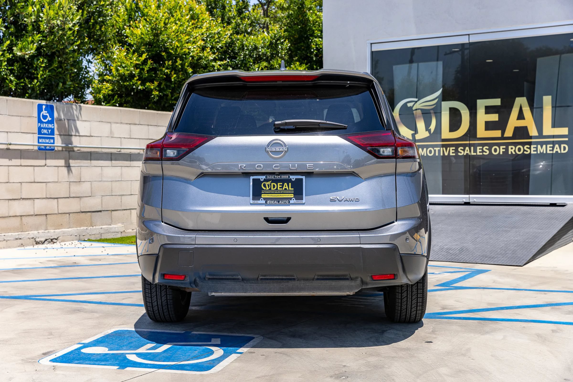 Used 2024 Nissan Rogue SV AWD/4WD image 16