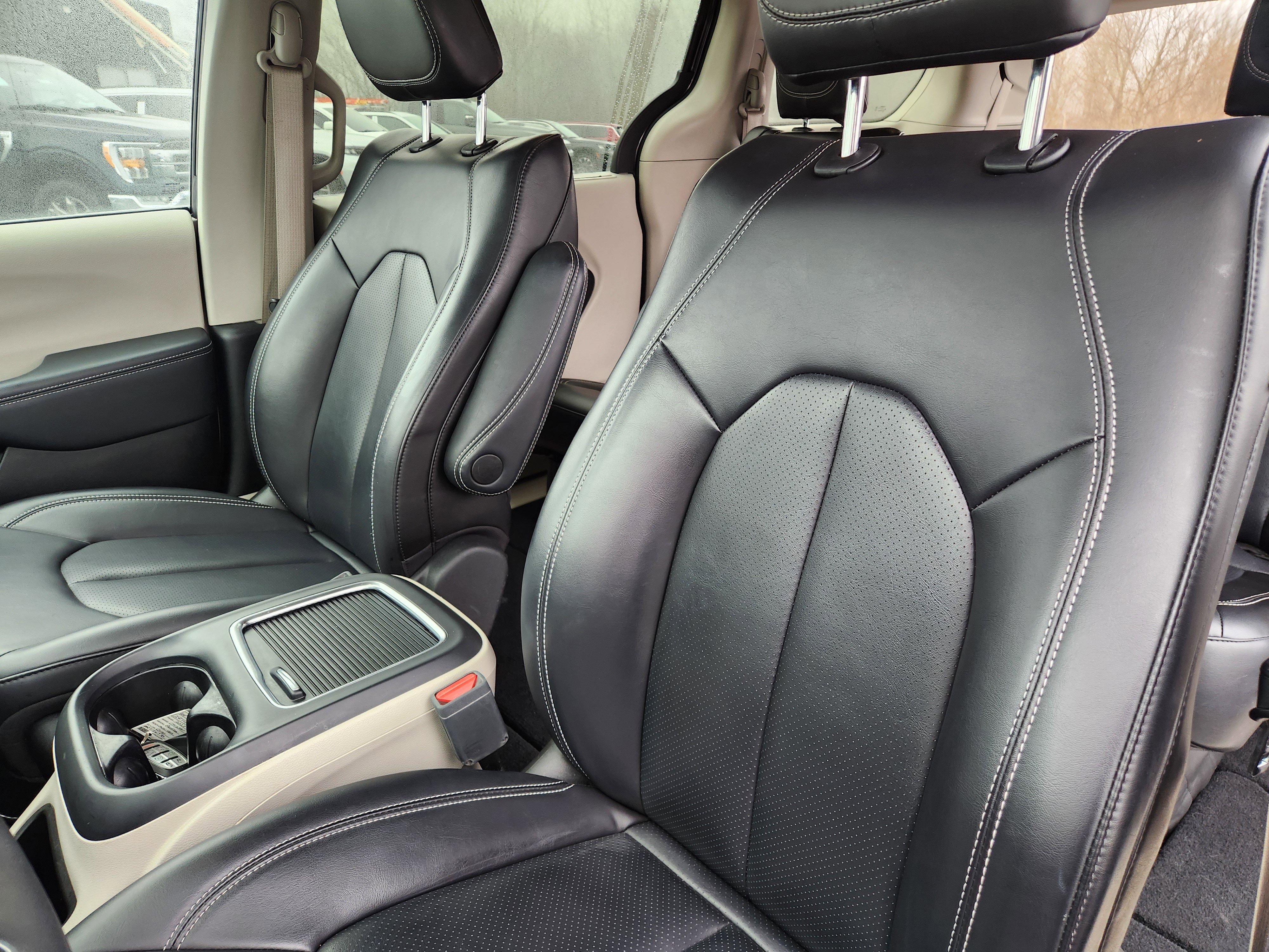 Used 2023 Chrysler Pacifica Touring-L image 21