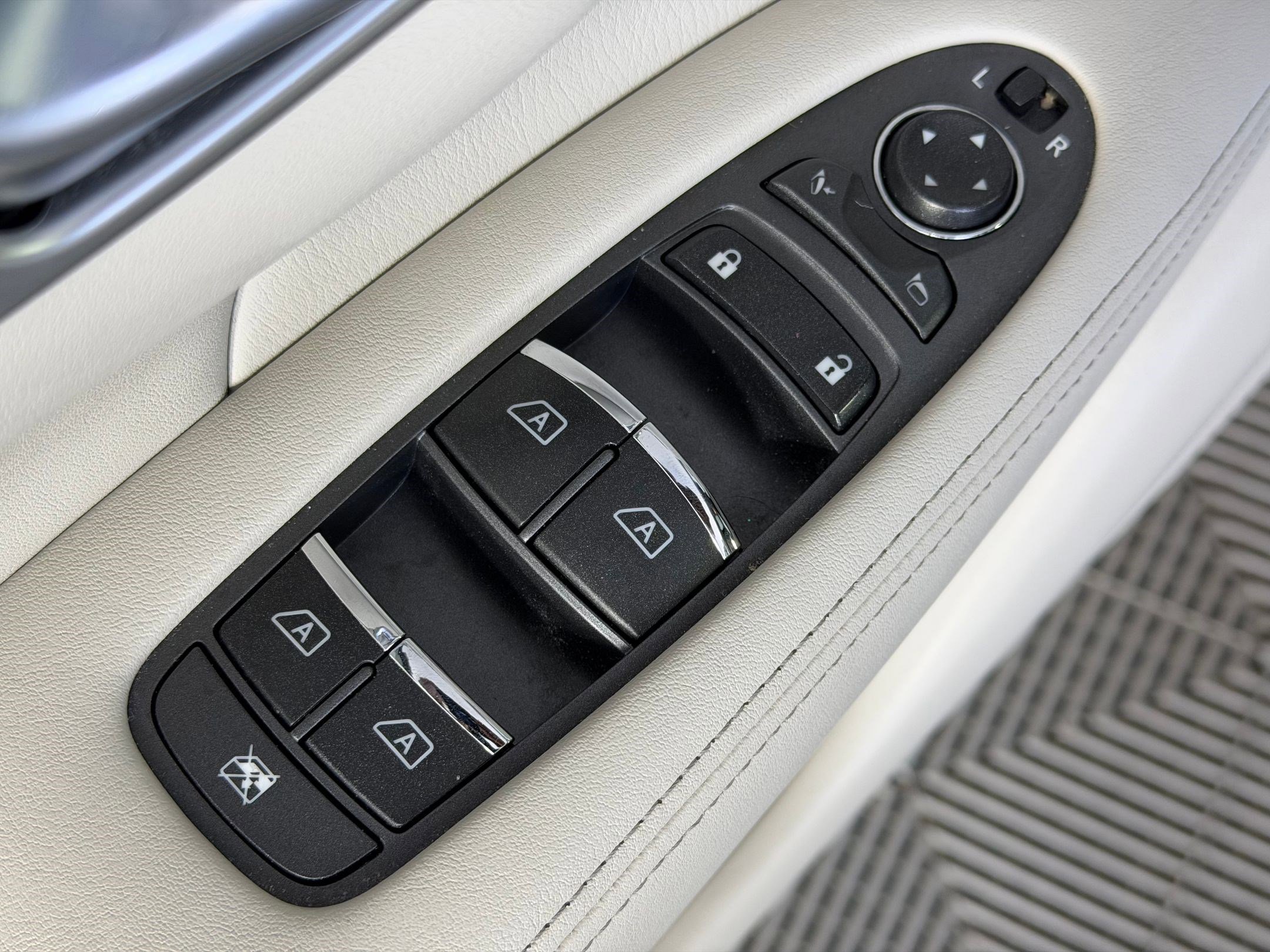 Used 2011 INFINITI M56 w/ Deluxe Touring Pkg image 22