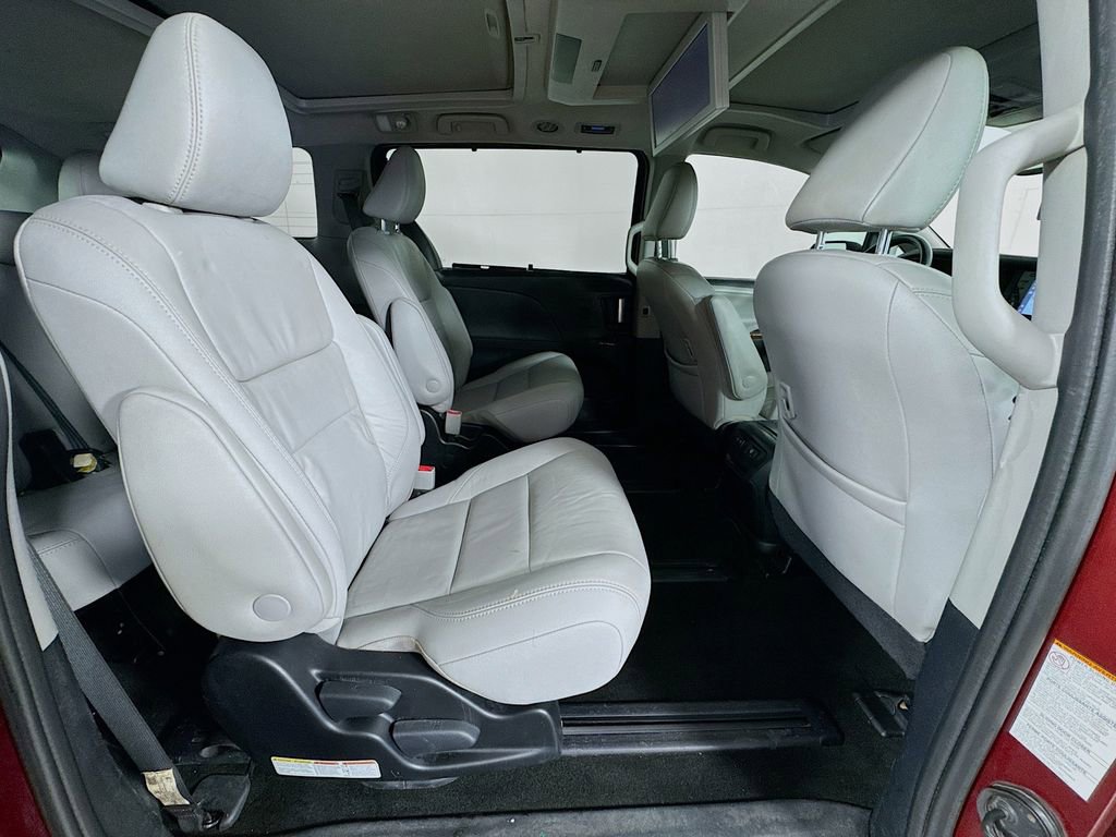 Used 2018 Toyota Sienna Limited Premium w/ Carpet Mat Package image 35