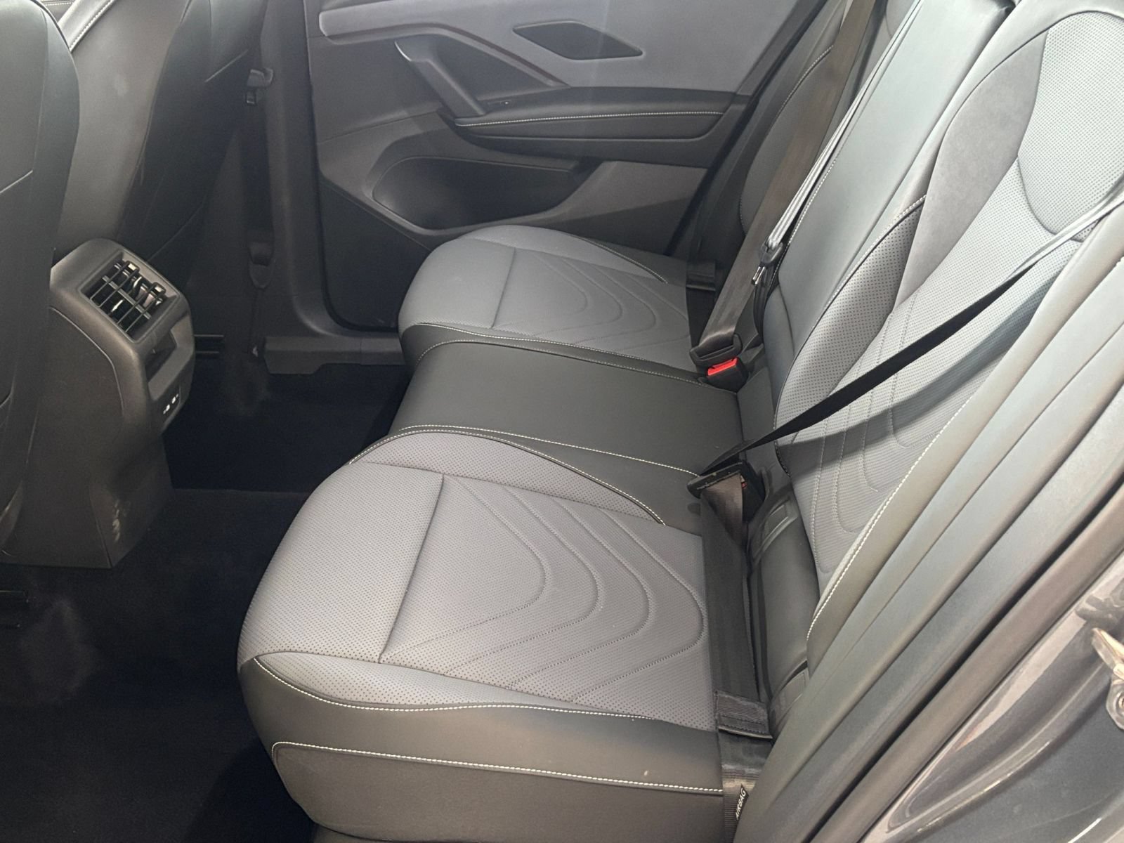 Used 2026 Volkswagen Tiguan SE FWD image 27