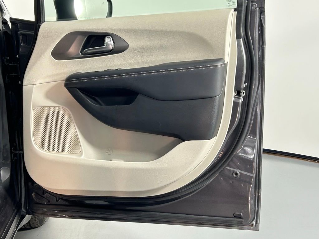Used 2023 Chrysler Pacifica Touring-L image 9