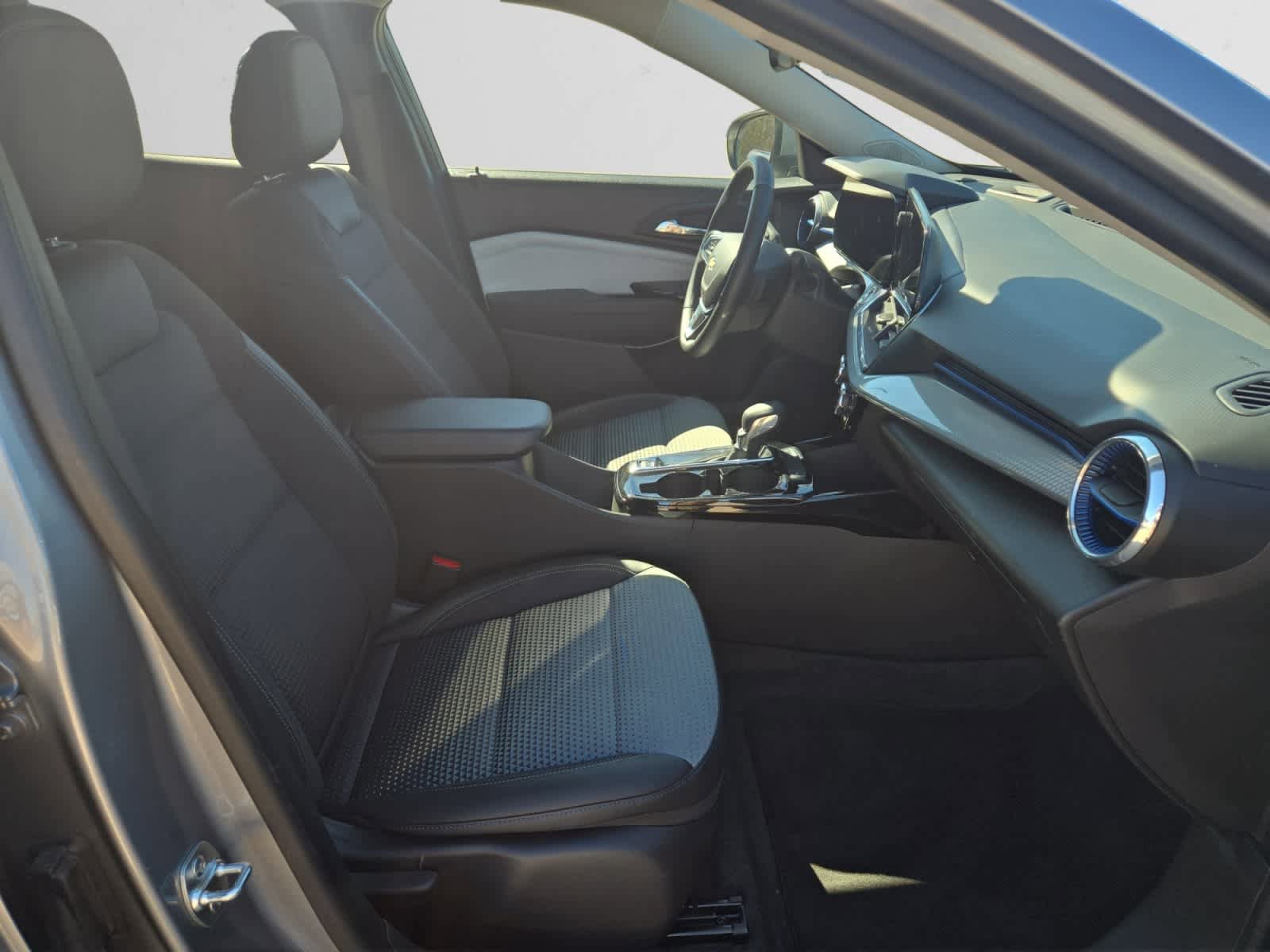 Used 2025 Chevrolet Trax LT w/ LT Convenience Package image 15