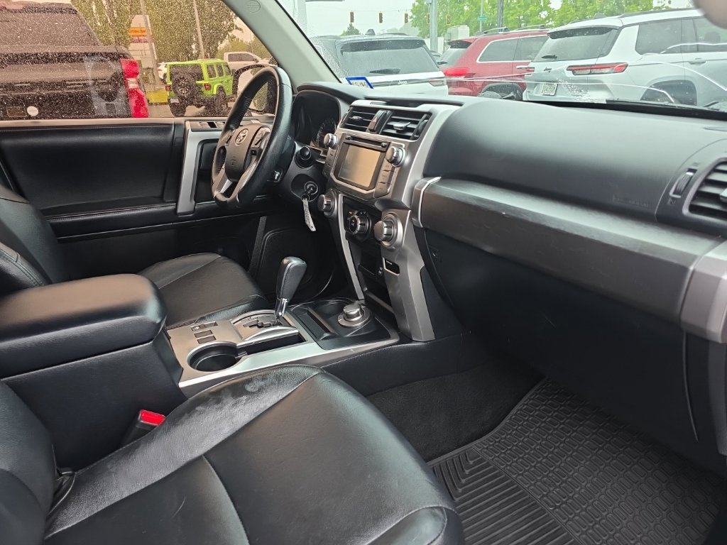 Used 2018 Toyota 4Runner SR5 AWD/4WD image 10