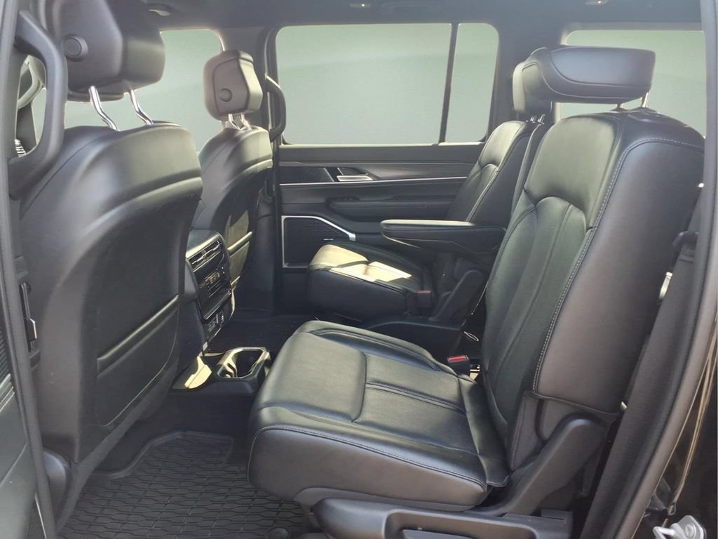 Used 2024 Jeep Wagoneer Series III AWD/4WD image 5