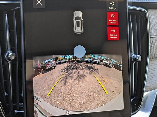 New 2025 Volvo XC90 B6 Core image 23