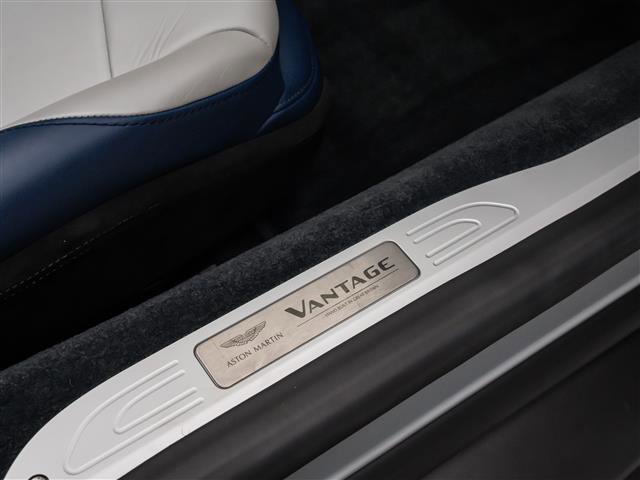 Used 2023 Aston Martin V8 Vantage Roadster image 31