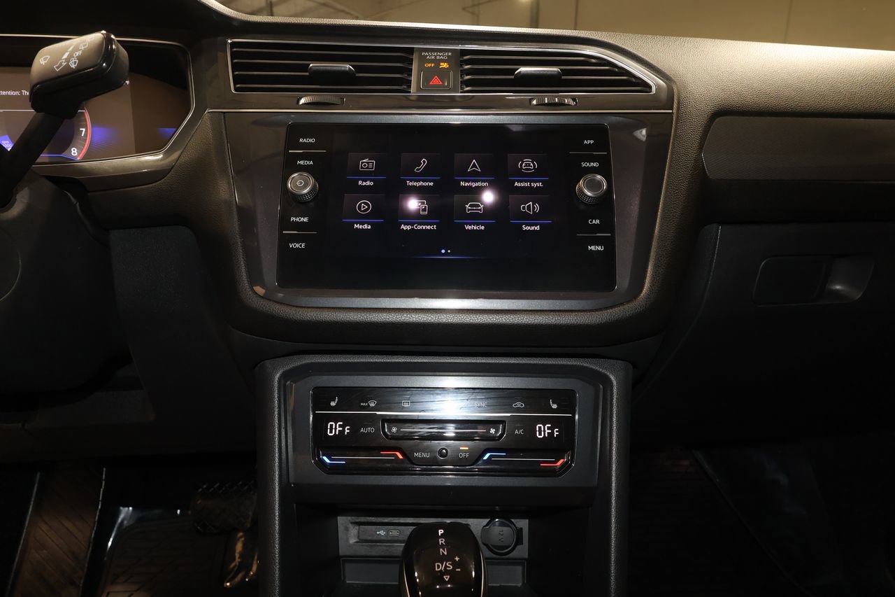 Used 2023 Volkswagen Tiguan SE w/ Panoramic Sunroof Package image 15