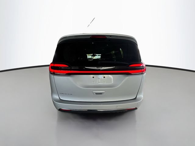 Used 2024 Chrysler Pacifica Touring-L FWD image 7