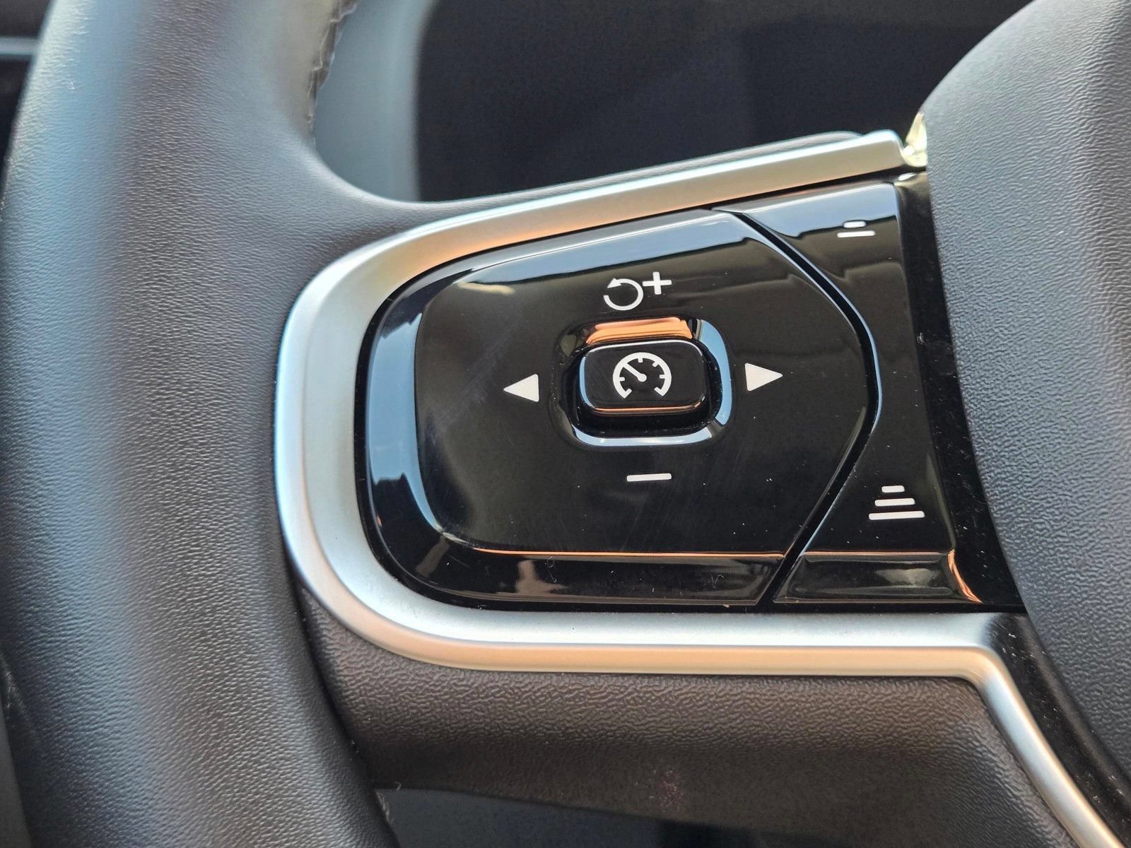 Certified 2025 Volvo XC60 B5 Plus AWD/4WD image 31
